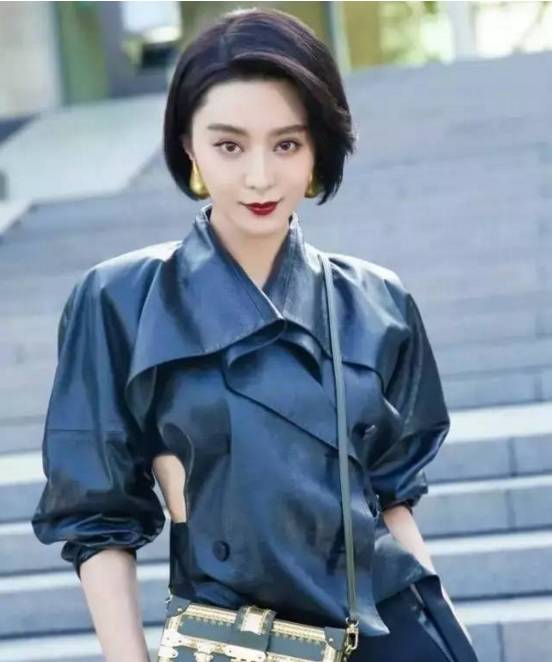 黄杨钿甜成人礼上佩戴的230万耳环，象征与意义的完美融合